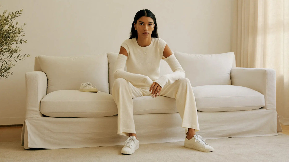 Gebreide co-ord set dames in off-white in een lichte woonkamer