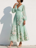 Robe midi femme col V, coupe A-line plissée, imprimé floral vert pâle.