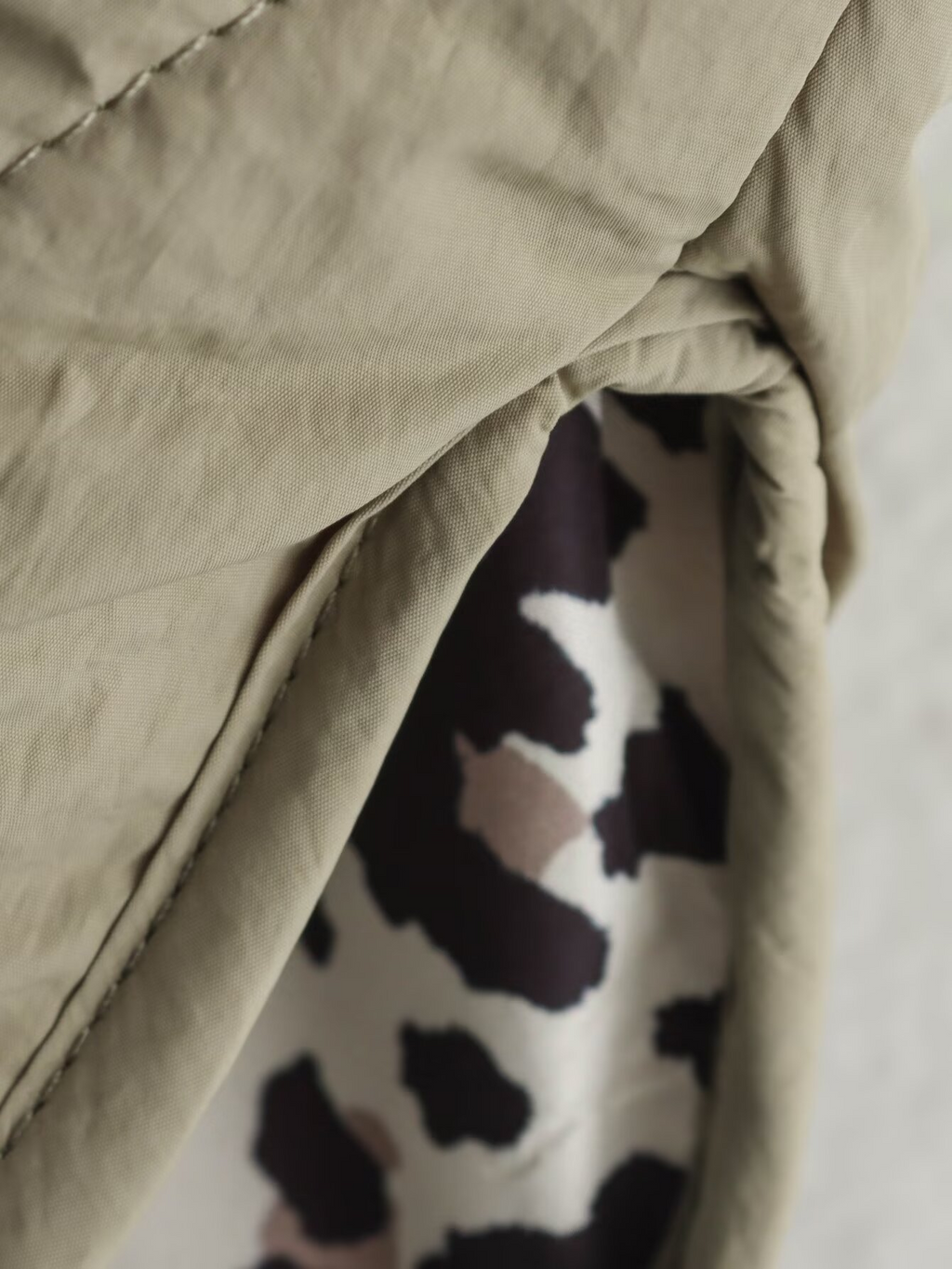 Leonne | Luxe Tussenjas met Trendy Stiksels - Luipaard Print9