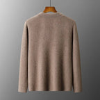 Bruine damesblazer van 100% gekamde cashmere met een getailleerde pasvorm, hangend aan een kledinghanger.
