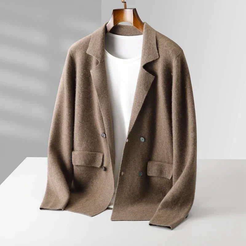 Bruine double-breasted damesblazer van 100% gekamde cashmere met getailleerde pasvorm en zakken.