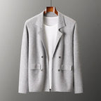 Grijze double-breasted blazer van 100% gekamde cashmere met getailleerde pasvorm en zakken op een hanger.