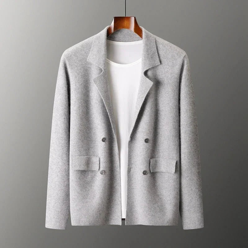 Grijze double-breasted blazer van 100% gekamde cashmere met getailleerde pasvorm en zakken op een hanger.