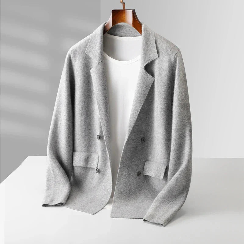 Grijze double-breasted damesblazer van 100% gekamde cashmere met een getailleerde pasvorm en zakken.
