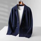 Donkerblauwe double-breasted damesblazer van 100% gekamde cashmere met getailleerde pasvorm en klepzakken.