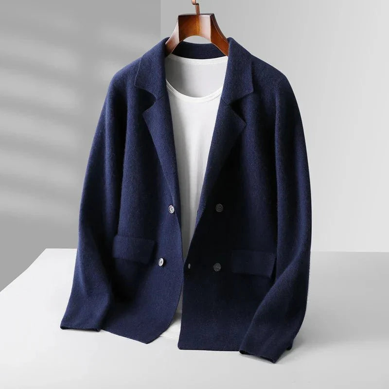 Donkerblauwe double-breasted damesblazer van 100% gekamde cashmere met getailleerde pasvorm en klepzakken.