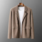 Bruine double-breasted damesblazer van 100% gekamde cashmere met getailleerde pasvorm en zakken.