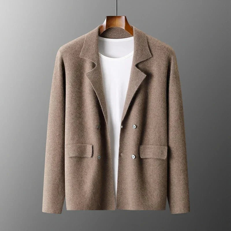 Bruine double-breasted damesblazer van 100% gekamde cashmere met getailleerde pasvorm en zakken.