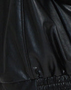 Blouson femme noir en similicuir, style motard, avec zips et col rabattu.