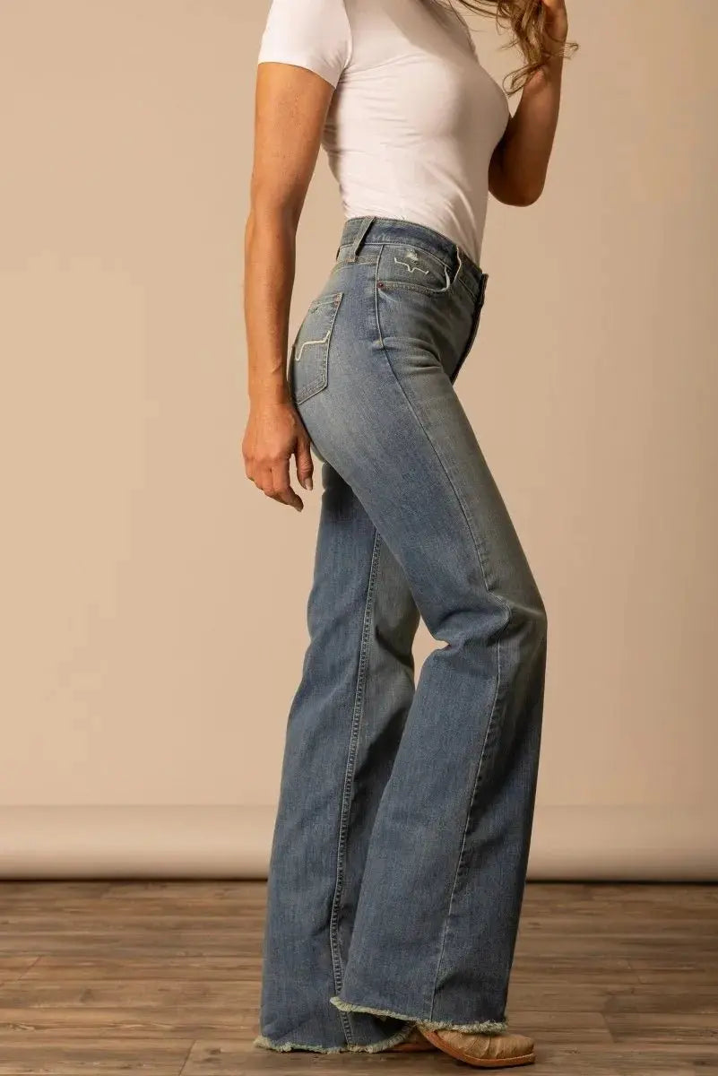 Damskie jeansy bootcut ze średnim stanem i przetartym dołem nogawek