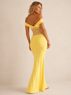 Gele satijnen maxi-jurk met open schouders, kanten rugdetail en nauwsluitende pasvorm voor dames.