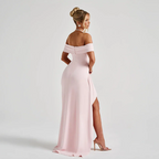 Robe longue femme en tissu léger, design avec épaules dénudées et fente élégante pour un look raffiné et féminin.