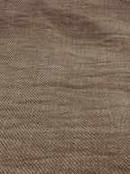 Close-up van de luchtige, khaki linnen-viscose stof met een subtiele diagonale weving van de midi jurk.