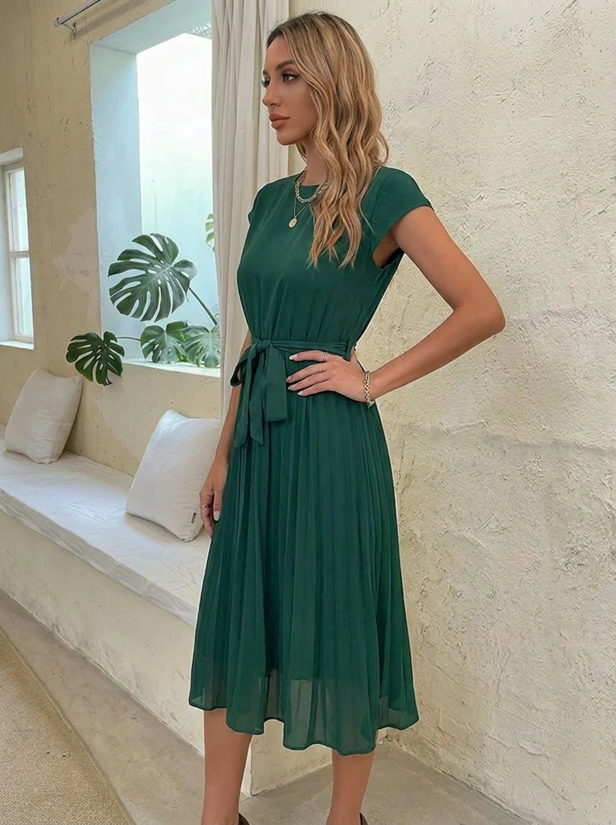 Donkergroene midi-jurk met korte mouwen, geplooide rok en strikceintuur in een soepele viscose-blend.