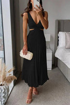 Robe midi plissée sans manches, col en V, découpes, en tissu léger pour une allure élégante et moderne lors des soirées.