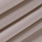 Close-up van beige viscose stof met subtiele plooien en een zachte, gladde textuur van de midi jurk.