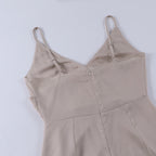 Beige midi-jurk van viscose met spaghettibandjes, V-hals en een verborgen ritssluiting aan de achterzijde.