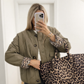 Leonne | Luxe Tussenjas met Trendy Stiksels - Luipaard Print1