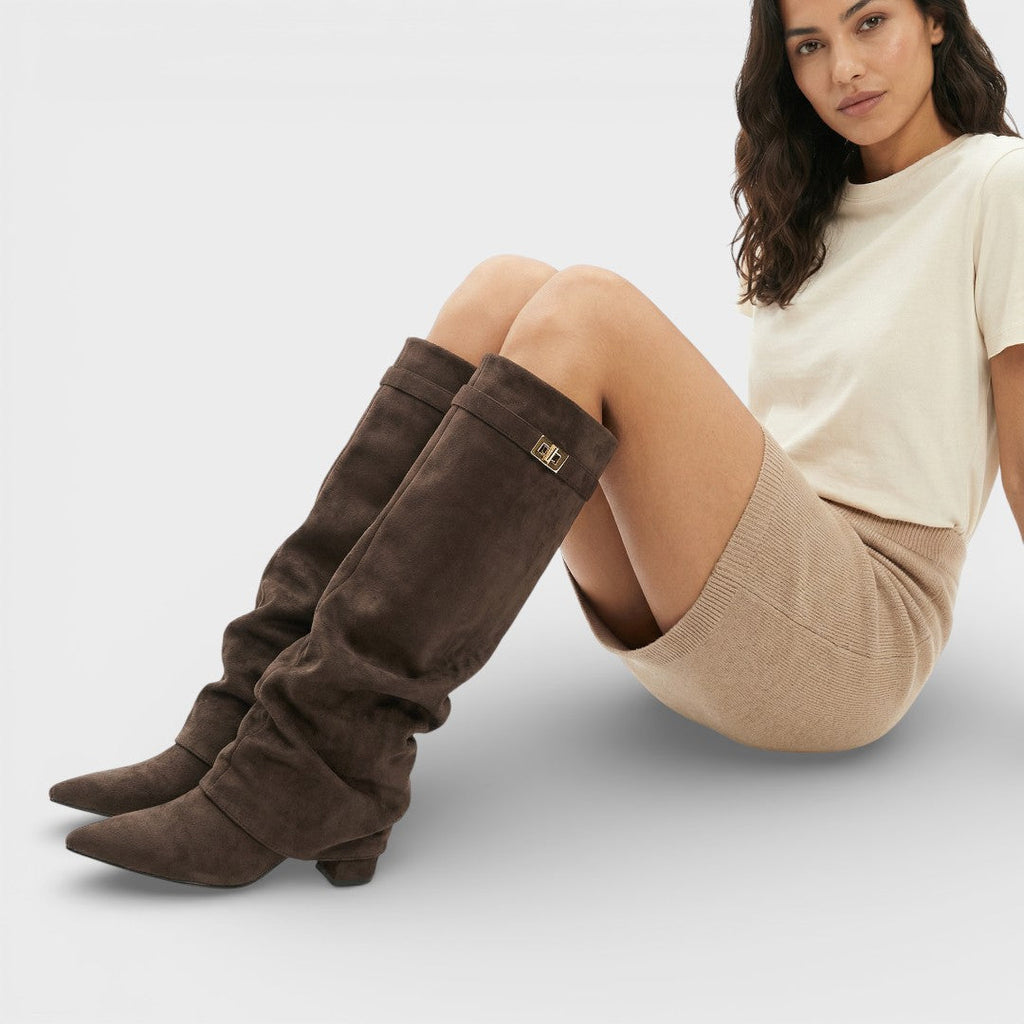 Bottes froncées hautes, bout pointu, talon bas, boucle.