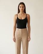 Naadloze bodysuit dames gestyled met pantalon, vooraanzicht in studiolicht