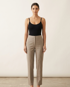 Miss Madera bodysuit met ronde halslijn en verstelbare bandjes, editorial studiofoto