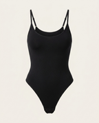 Zwarte naadloze bodysuit met string van Miss Madera, packshot zonder model op off-white achtergrond