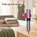 Kledingstomer op een nachtkastje naast een koffer
