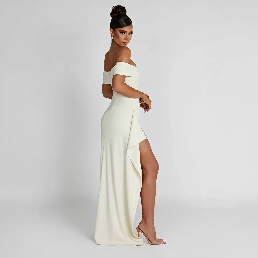 Robe longue pour femme en tissu léger, avec épaules dénudées et fente élégante, idéale pour les occasions estivales.