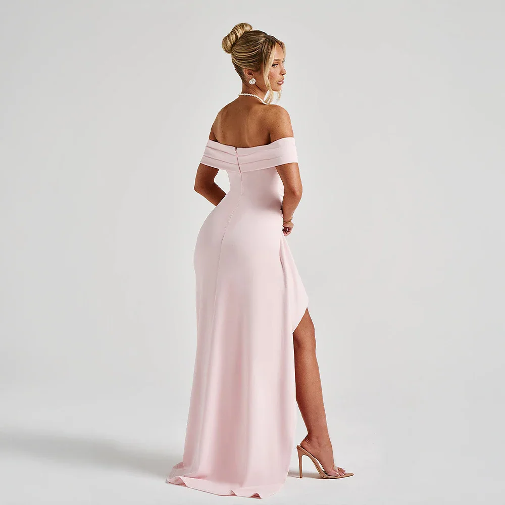 Robe longue femme en tissu léger, design avec épaules dénudées et fente élégante pour un look raffiné et féminin.