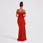 Robe longue en tissu léger, épaules dénudées, fente élégante, parfaite pour les soirées d'été.