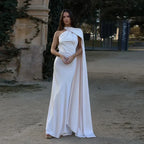 Robe longue blanche femme, drapée avec une bretelle unique, en tissu léger et fluide, parfaite pour les occasions estivales.