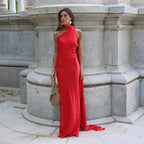 Robe longue femme drapée avec une bretelle unique en rouge, fabriquée en tissu léger et fluide.