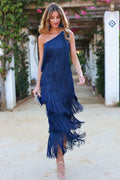 Robe longue bleue pour femme avec franges, encolure asymétrique et tissu léger, idéale pour les occasions estivales.