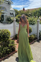Robe longue femme verte plissée avec corset ajusté, en tissu léger, idéale pour les occasions formelles et estivales.