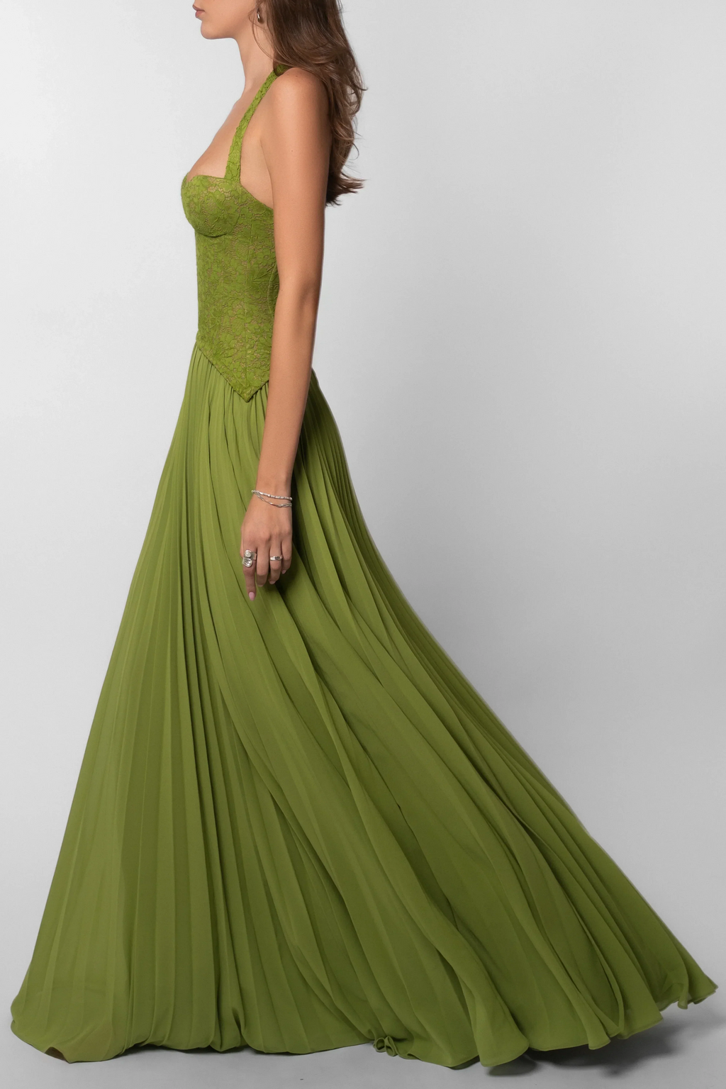 Robe longue femme verte, plissée avec corset ajusté, en tissu léger et fluide, parfaite pour les occasions estivales.