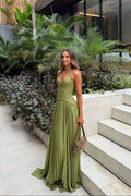 Robe longue verte en maille plissée avec corset ajusté et bretelles fines, parfaite pour les occasions estivales.