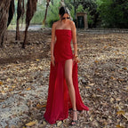 Robe longue asymétrique sans manches, en tissu léger, avec un col bustier et des volants à étage pour une silhouette élégante.