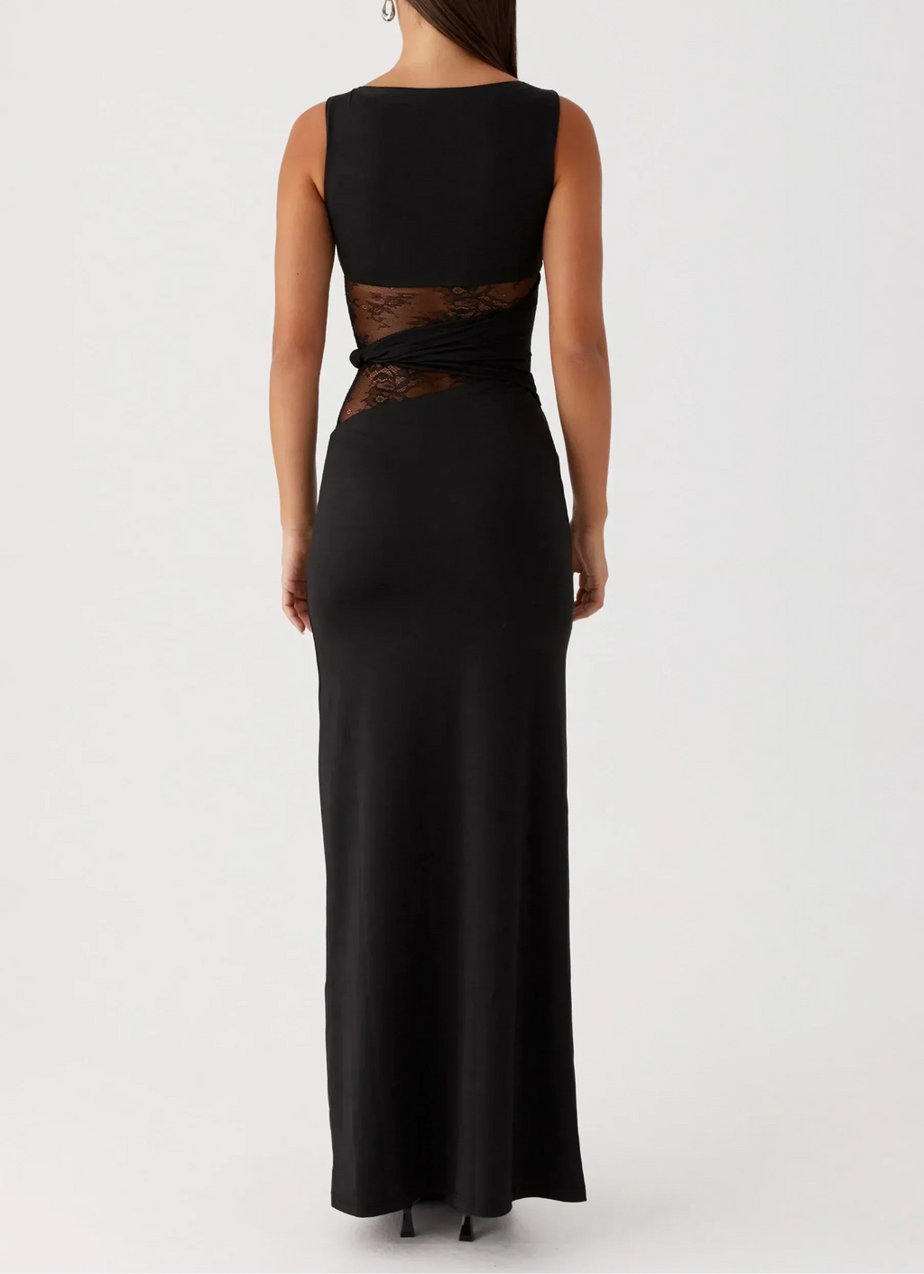 Robe maxi noire en tissu léger avec dentelle délicate et découpes élégantes au niveau des hanches.