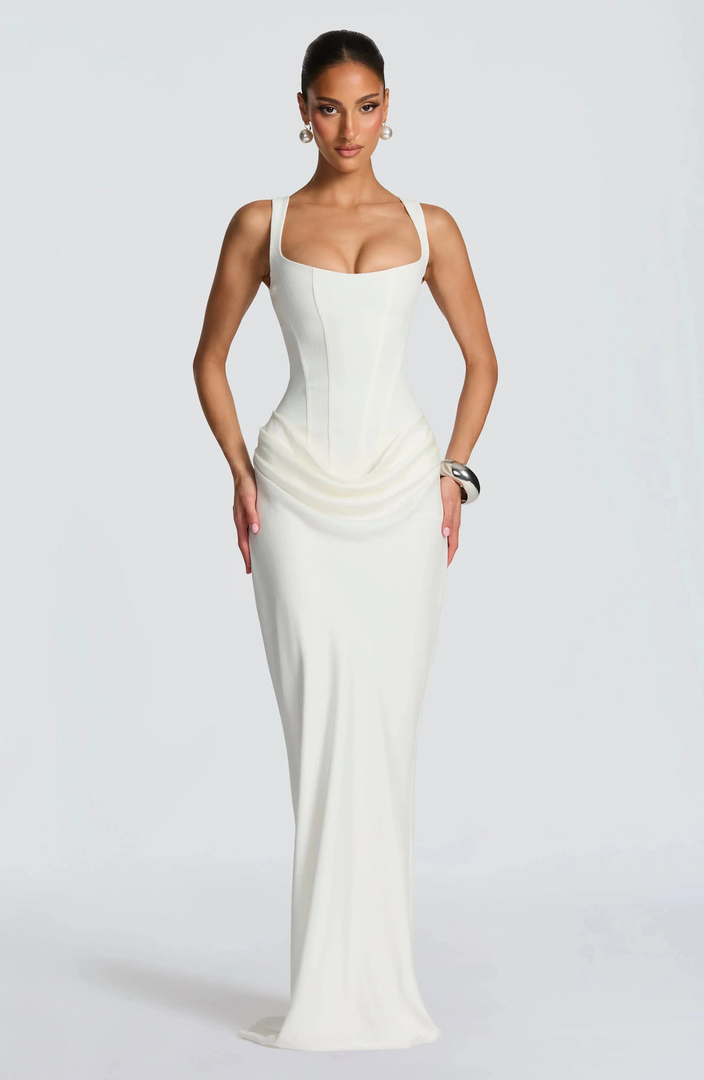 Robe moulante femme en jersey, avec un dos nu élégant et des bretelles fines, parfait pour les soirées d'été.
