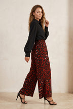 Wide Leg Broek rood‑zwarte luipaardprint - Miss Madera